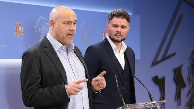 El diputado de ERC y portavoz de de Trabajo del grupo, Jordi Salvador, junto al portavoz del grupo parlamentario, Gabriel Rufián