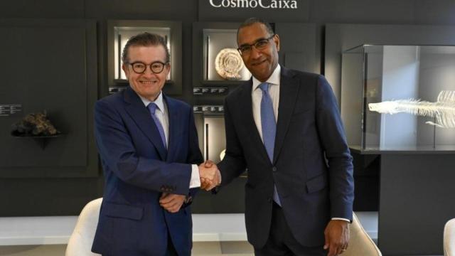 El director general adjunto de la Fundación La Caixa, Juan Ramon Fuertes, y la presidente del American Museum of Natural History, Sean M. Decatur