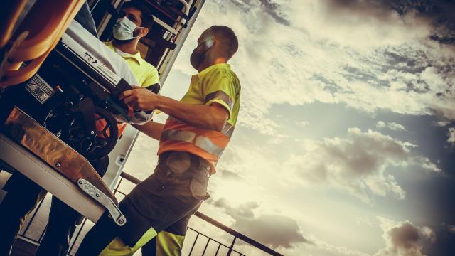 Dos sanitarios de HTG, líder nacional de las ambulancias en España