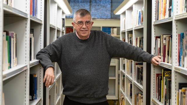 Esteve Riambau en la biblioteca de la Filmoteca