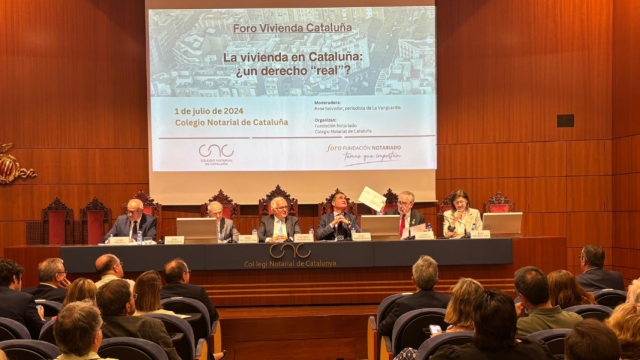 De izquierda a derecha: Lorenzo Viñas Periz, Decano del Colegio de Administradores de Fincas de Barcelona y Lleida; Jesús Sánchez García, Decano del Ilustre Colegio de la Abogacía de Barcelona; José Alberto Marín Sánchez, Decano del Colegio Notarial de Cataluña; Javier Segura Zariquiey, Decano del Colegio de Procuradores de Barcelona; Gerard Duelo Ferrer, Presidente del Consejo General de COAPIs de España; y Rosa Salvador, periodista de La Vanguardia