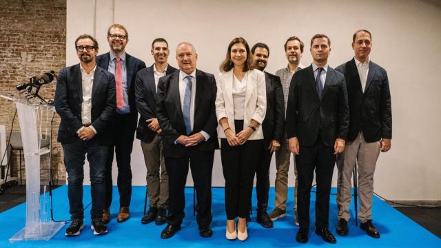 Foto de familia del evento de la presentación del informe, con el ministro de Industria y Turismo
