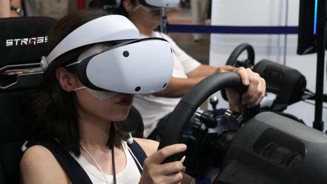 Imagen de una jugadora utilizando un dispositivo de Playstation