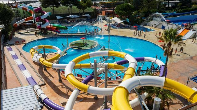 Toboganes del parque acuático más antiguo de España