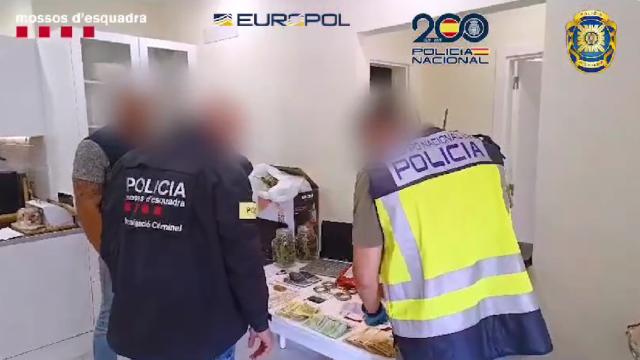 Agentes de los Mossos y el CNP durante el operativo conjunto