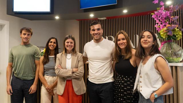 De izquierda a derecha, Xavi García, Loreto Crespo, Cristina Farrés, Tomàs Güell, Claudia Tarinas y Paloma Martín en la redacción de 'Crónica Global'