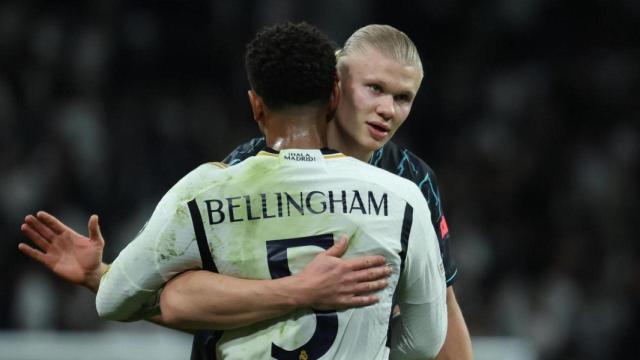 El saludo entre Erling Haaland y Jude Bellingham, estrellas de la Premier y la Liga