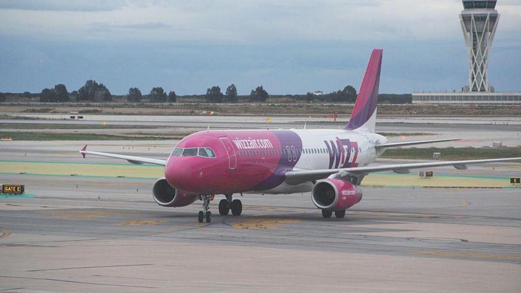 Una aeronave de de Wizzair, durante el 'taxing' en el aeropuerto de El Prat de Barcelona