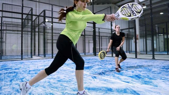 Imagen de dos usuarias del DIR Pádel Sant Cugat