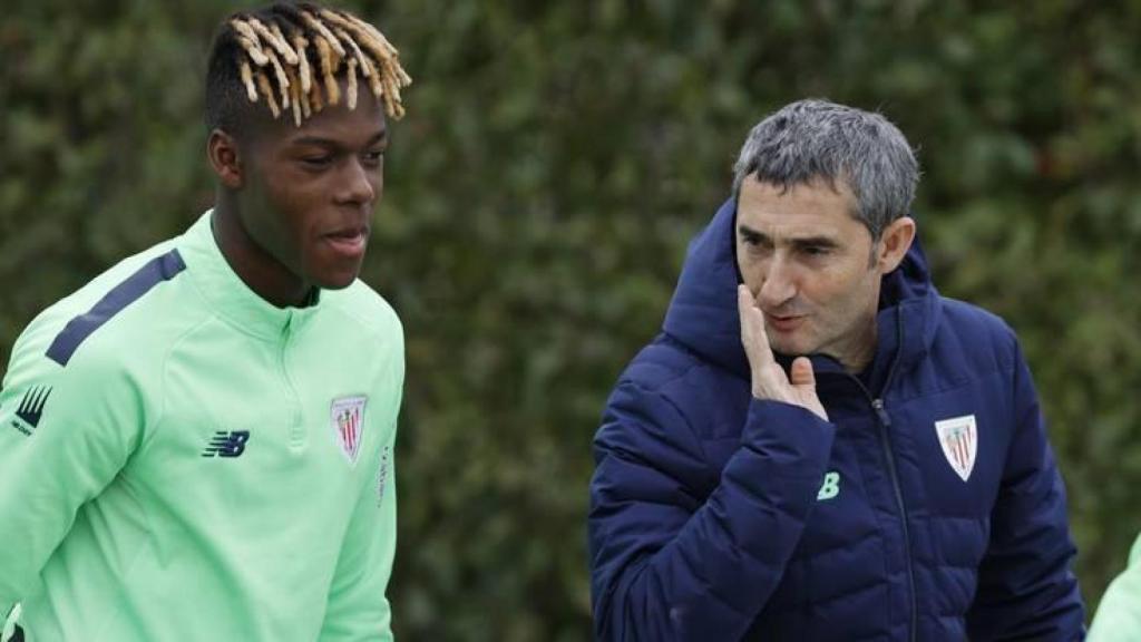 Ernesto Valverde junto a Nico Williams
