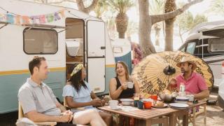 Unos amigos en un camping