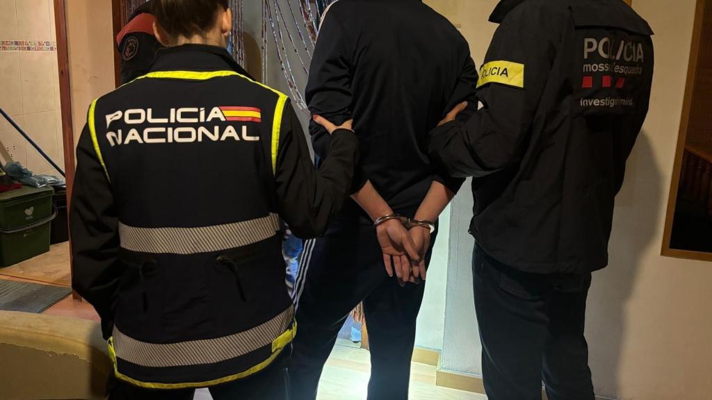 Detención conjunta de los Mossos d'Esquadra y la Policía Nacional, en una imagen de archivo