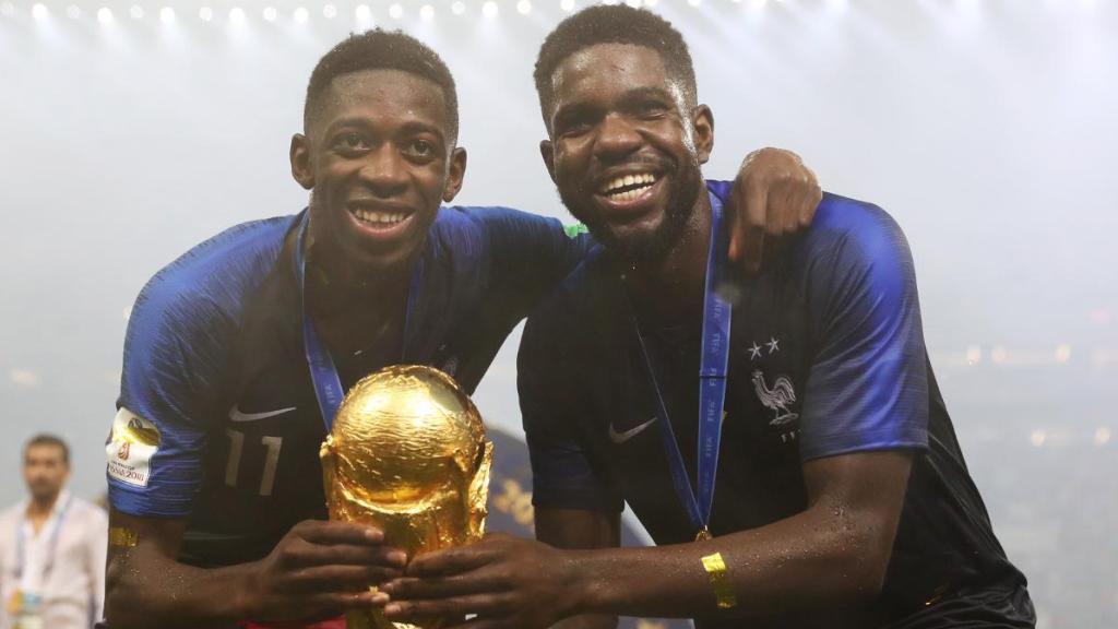 Ousmane Dembélé i Samuel Umtiti aixequen la Copa del Món el 2018