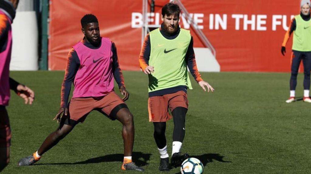 Samuel Umtiti pressiona Leo Messi en un entrenament del Barça