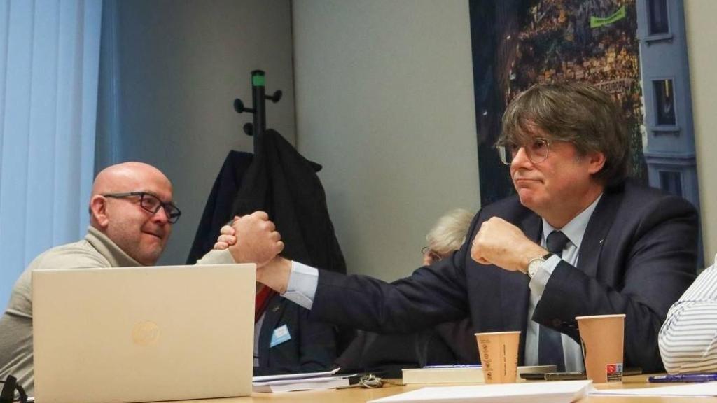 Carles Puigdemont, dando la mano a su abogado Gonzalo Boye