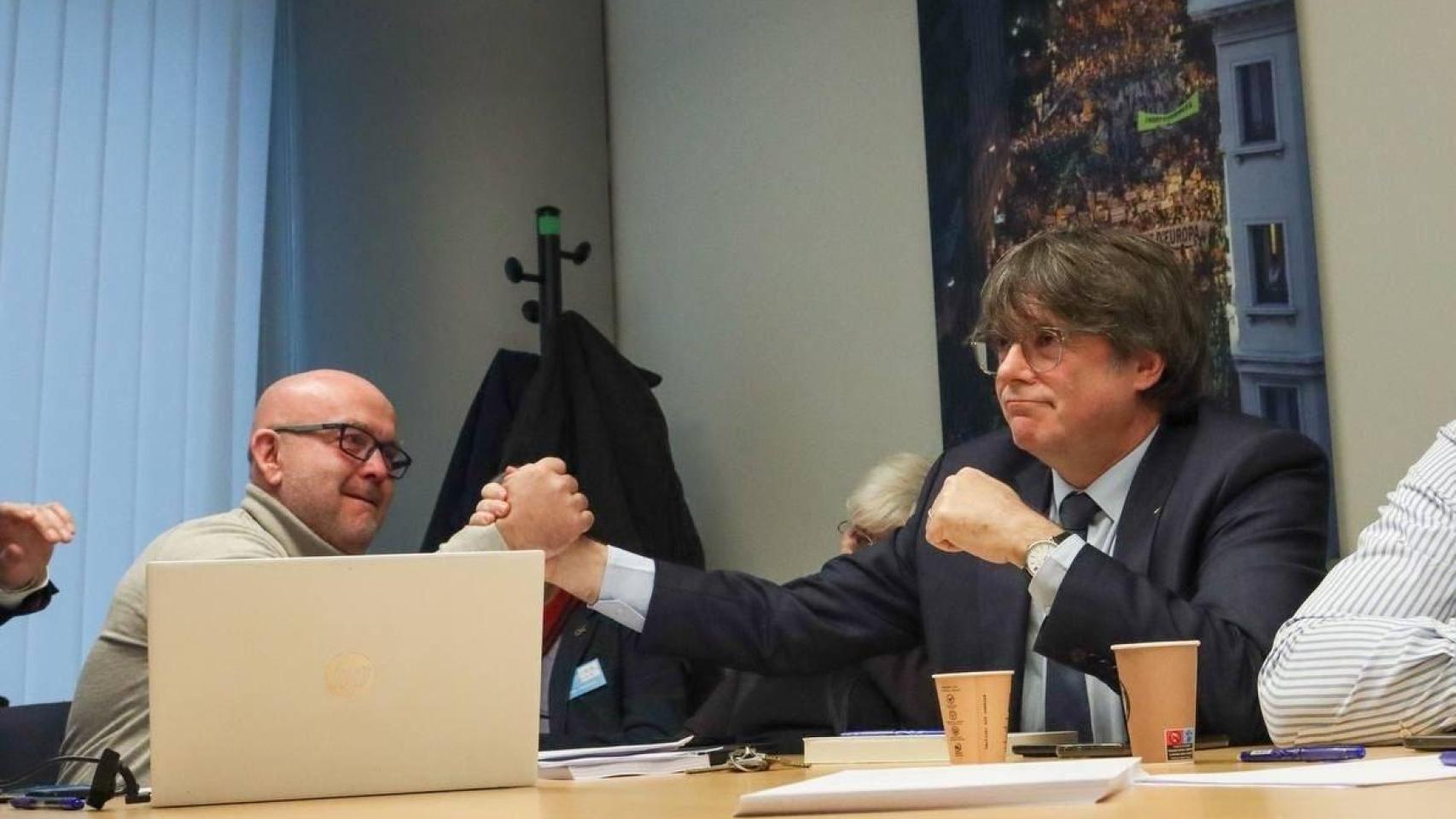 Gonzalo Boye (i) y Carles Puigdemont (d) se dan la mano