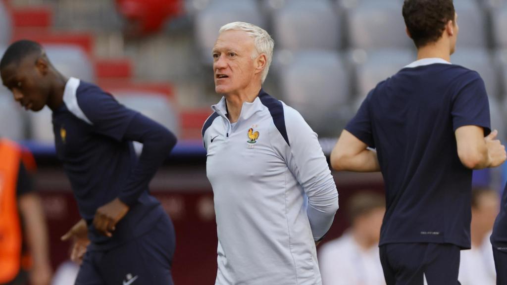 Didier Deschamps dirigeix un entrenament de la selecció francesa