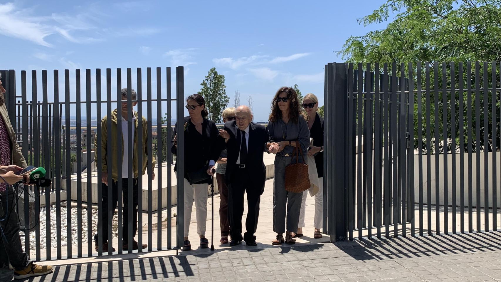 Salida de Jordi Pujol del Tanatorio Sant Gervasi