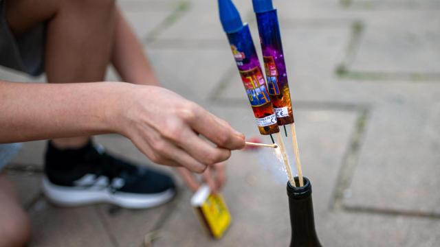 Un joven enciende petardos en la calle