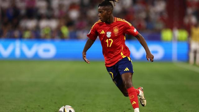 Nico Williams controla el balón durante el España-Francia