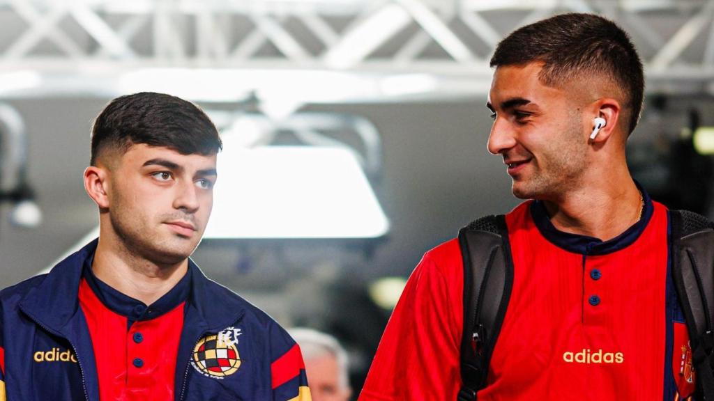 Pedri y Ferran Torres, antes de un partido de la selección española