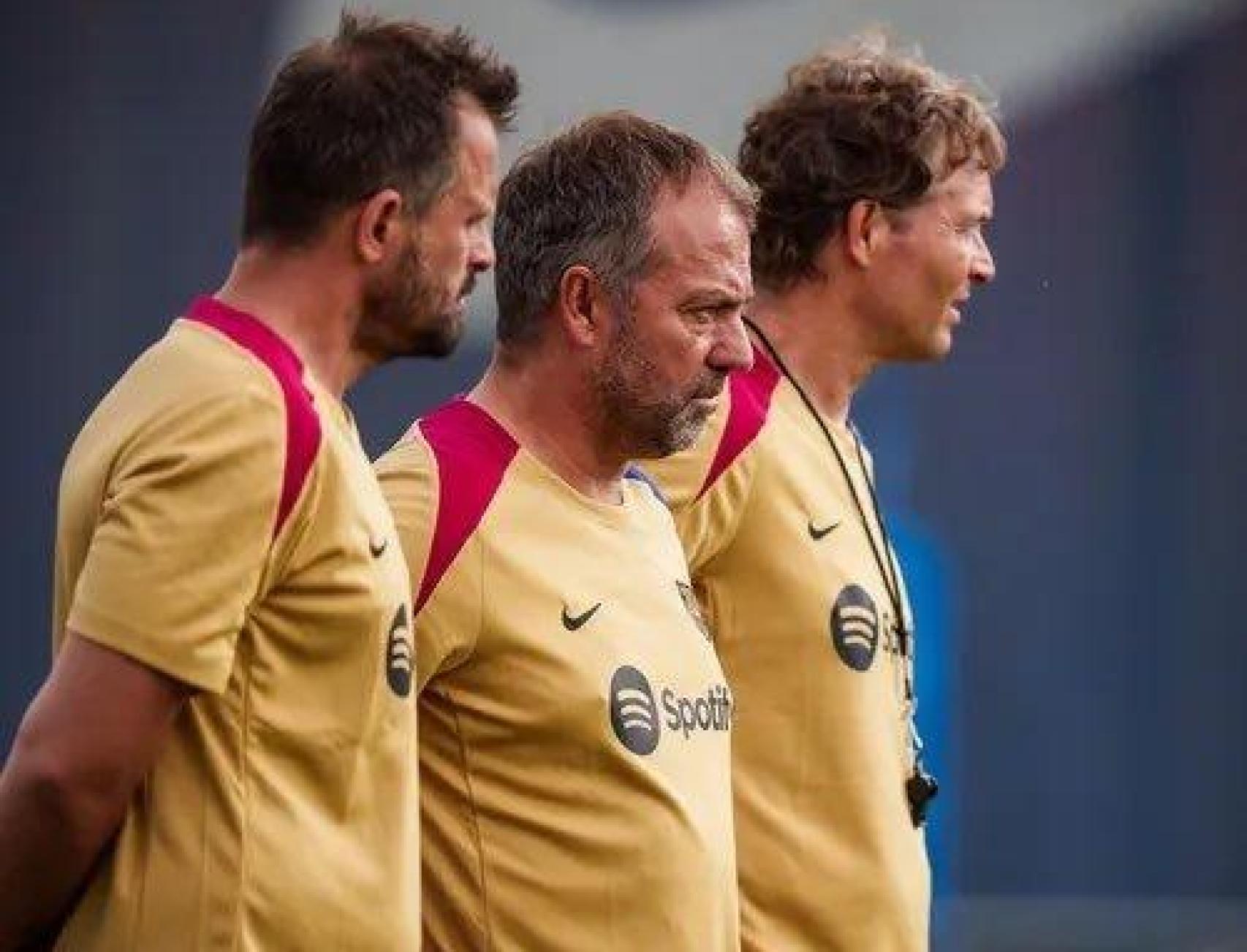 Hansi Flick, junto a Toni Tapalovic y Marcus Sorg, en el entrenamiento del Barça