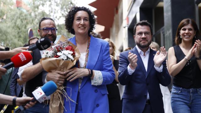 (I-D) El secretario segundo del Parlament, Juli Fernàndez; la secretaria general de ERC, Marta Rovira, que ofrece declaraciones a los medios; el presidente de la Generalitat en funciones, Pere Aragonès y la portavoz de ERC en el Parlament, Marta Vilalta