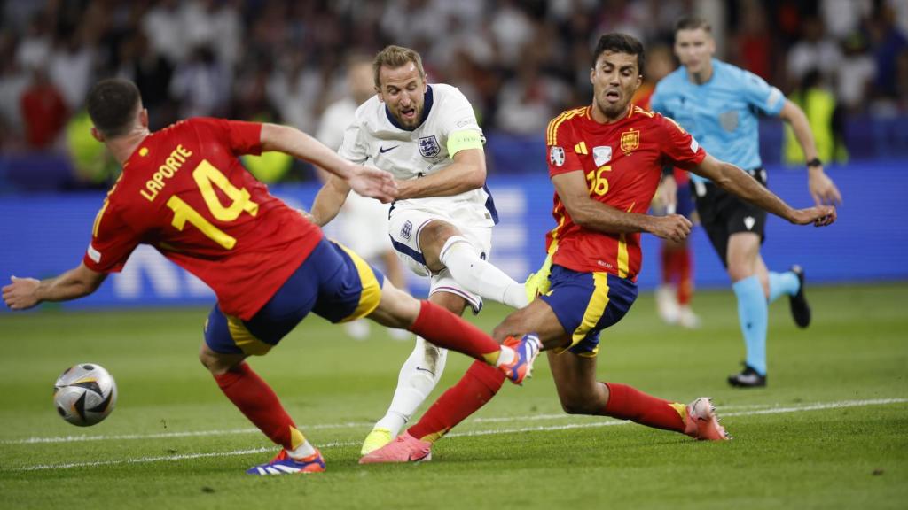 Rodri y Laporte tapan un tiro de Harry Kane en la final de la Eurocopa