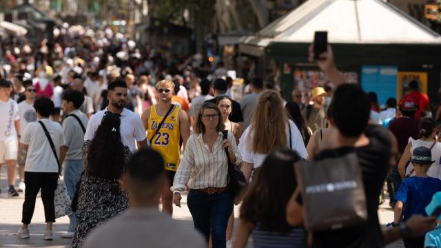 Gentío paseando por las Ramblas, en el centro de Barcelona