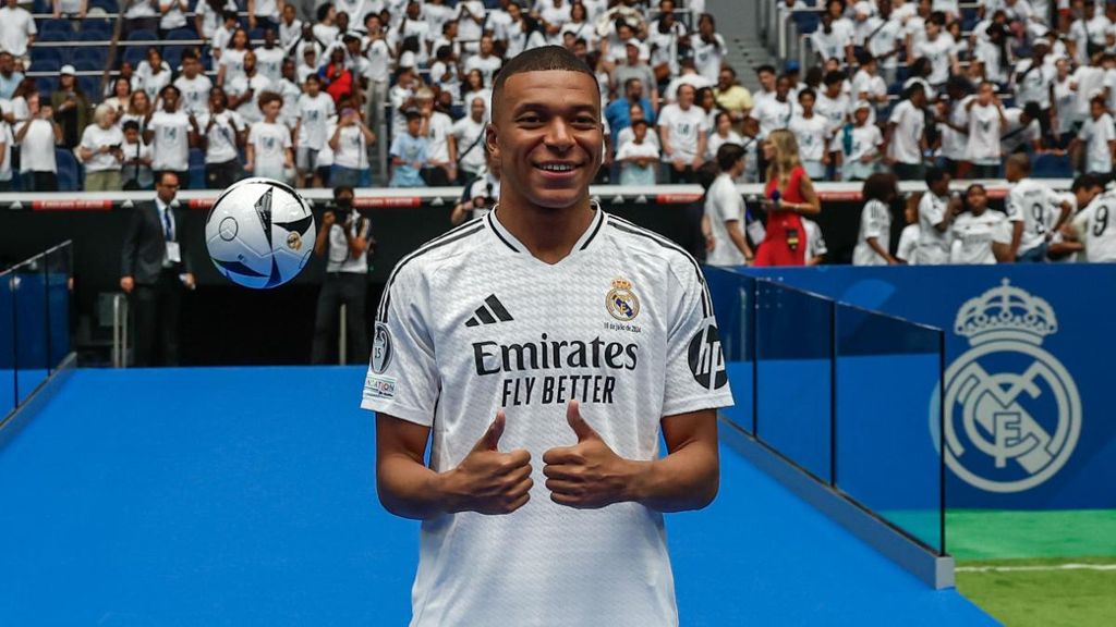 Kylian Mbappé posa com a nou jugador del Real Madrid