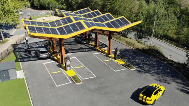 Estación de servicio con puntos de recarga para vehículos eléctricos