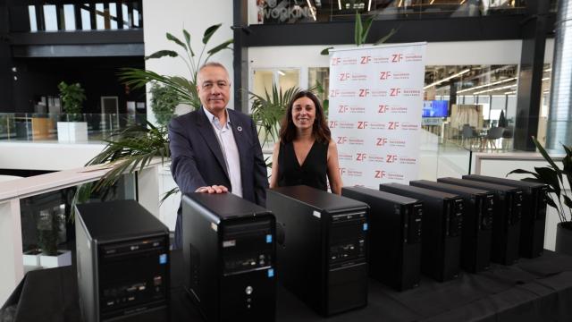 El delegado especial del Estado en la CZFB, Pere Navarro y la responsable de Alianzas de la Fundación Marianao, Alba Pedrós