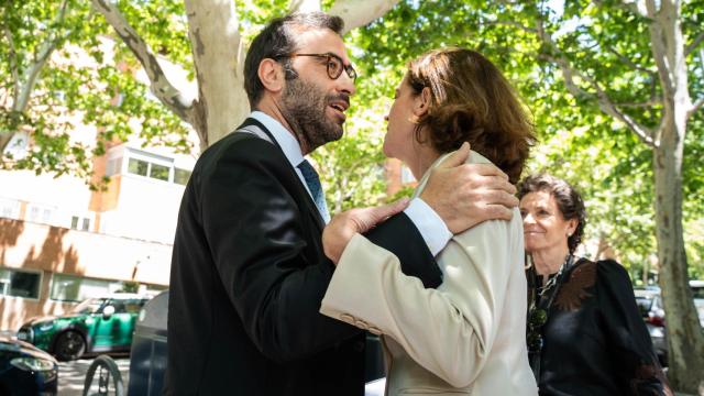 El ministro de Economía, Carlos Cuerpo, saluda a la presidenta de la patronal bancaria AEB, Alejandra Kindelán / EP