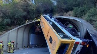 El espectacular accidente del autobús de la C-32, en imágenes