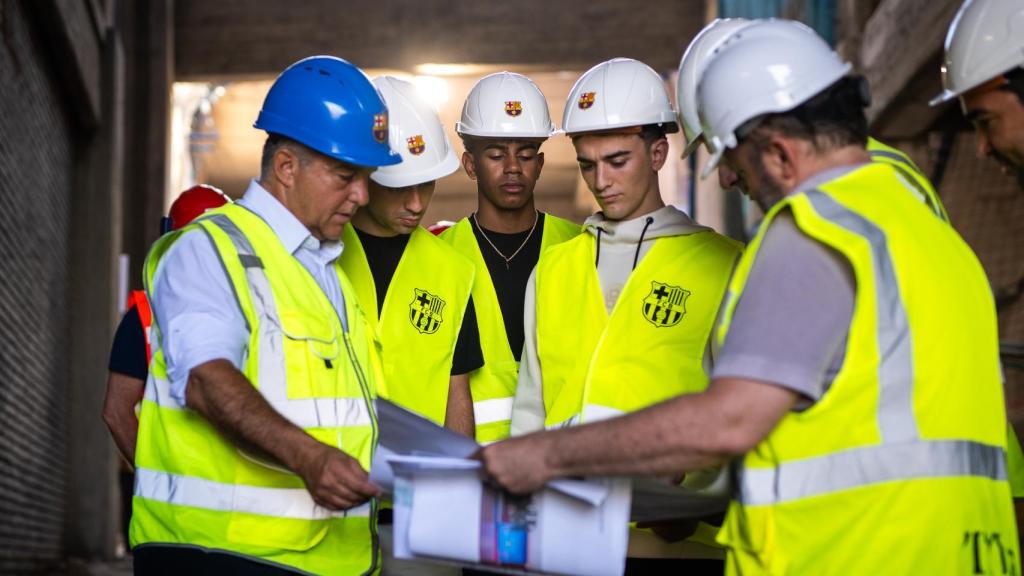 Joan Laporta muestra los avances del Camp Nou a Pedri, Lamine Yamal y Gavi