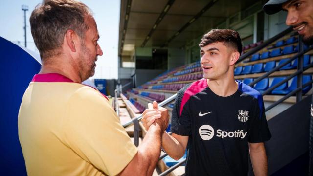Hansi Flick saluda a Pedri en la Ciutat Esportiva del Barça