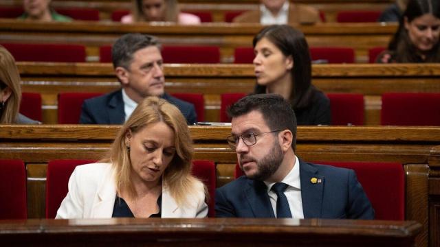 La consejera de Economia, Natàlia Mas, con el aún 'president' Pere Aragonès