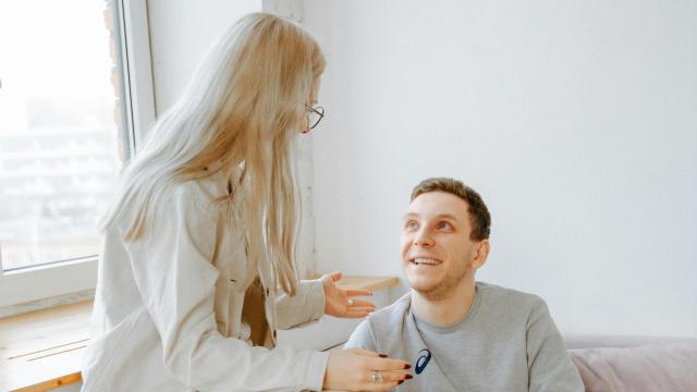 Dos personas hablando