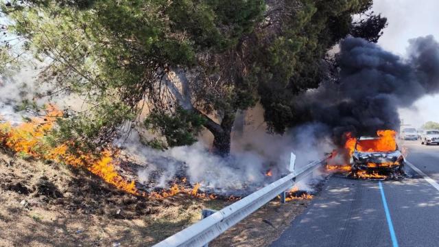 El coche incendiado en la AP-7