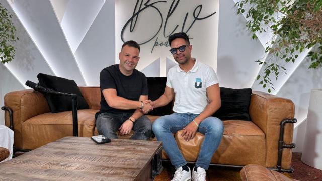 El empresario e inversor José Elias (i), junto al CEO y fundador de Íkualo, Harold Correa (d)