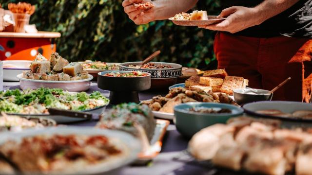 Platos de un buffet libre
