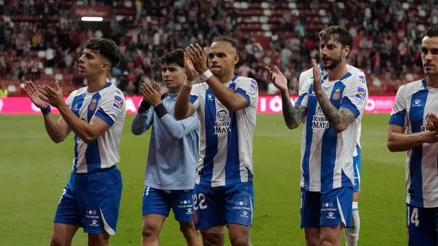 Los futbolistas del Espanyol aplauden el apoyo de su afición