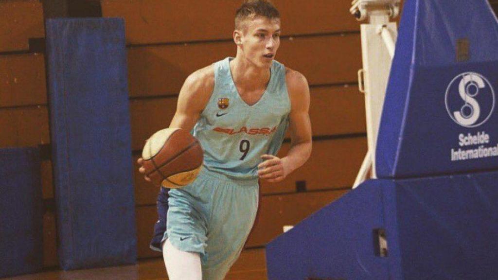 Luka Samanic con la camiseta del Barça