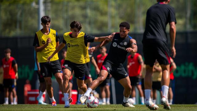 Vitor Roque, junto a varios canteranos del Barça, en el entrenamiento del primer equipo