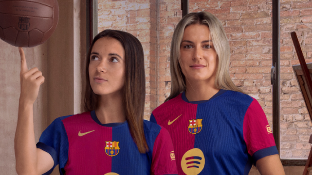 Aitana Bonmatí y Alexia Putellas presentan la nueva camiseta del Barça