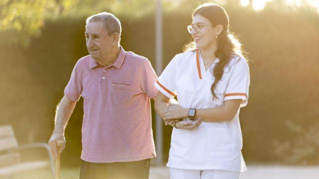 Una persona mayor con cuidadora