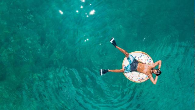 Una persona en el agua con un flotador