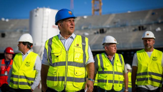 Joan Laporta, acompañado por Deco y Hansi Flick, en las obras del nuevo Camp Nou