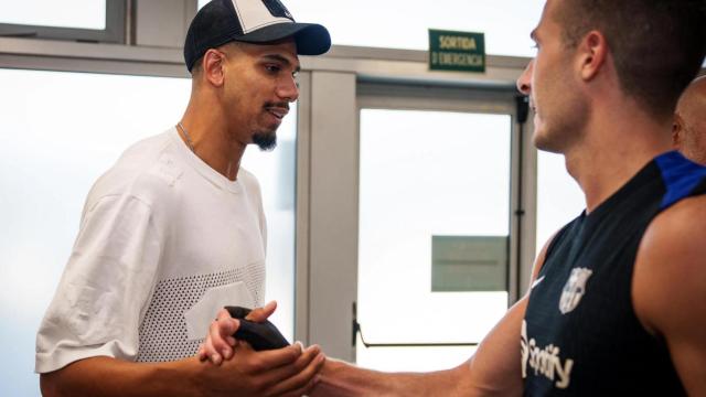 Ronald Araujo saluda a Iñaki Peña en la pretemporada del Barça 2024-25