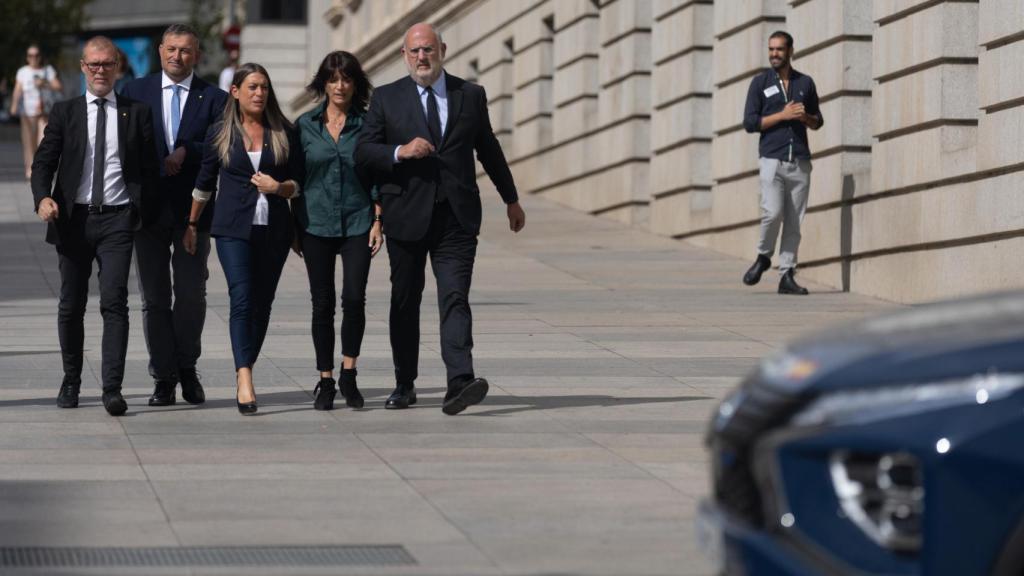Los diputados de Junts a su llegada al patio del Congreso de los Diputados